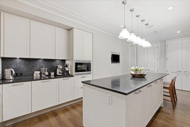 159 E Walton Place 8D, Chicago, IL 60611