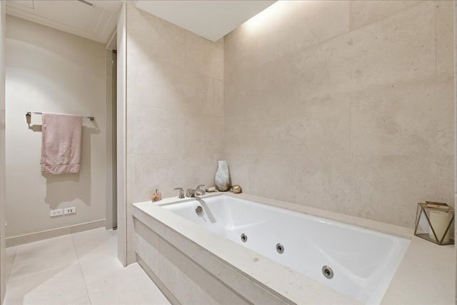 159 E Walton Place 8D, Chicago, IL 60611