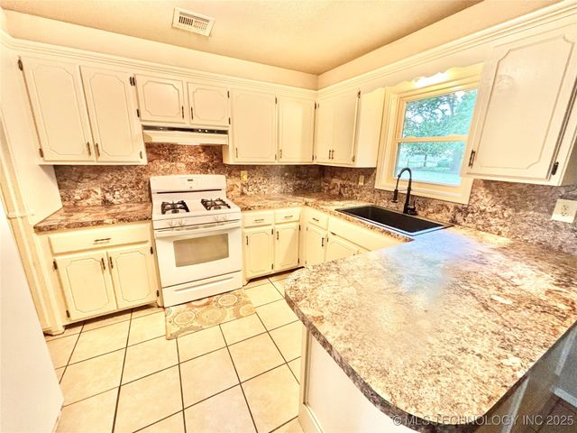 106 E Elk Road, Whitefield, OK 74472