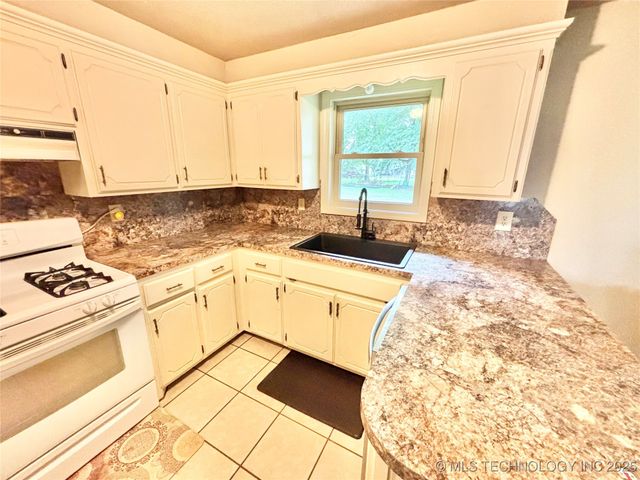 106 E Elk Road, Whitefield, OK 74472