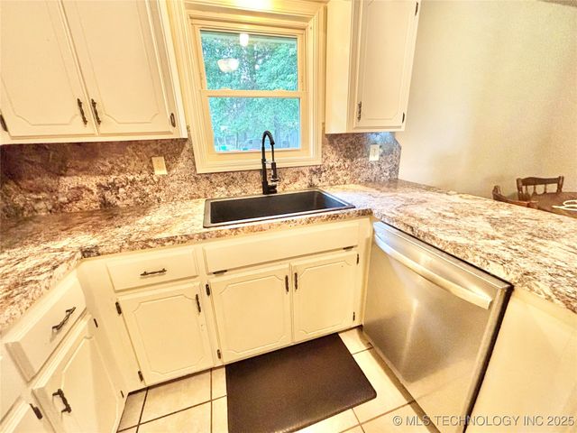 106 E Elk Road, Whitefield, OK 74472