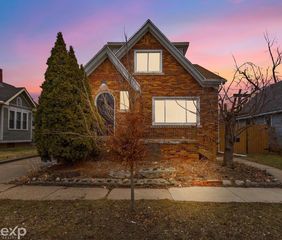 22022 Beechwood Avenue, Eastpointe, MI 48021