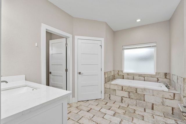 1295 CIELO RIO DR, Pipe Creek, TX 78063