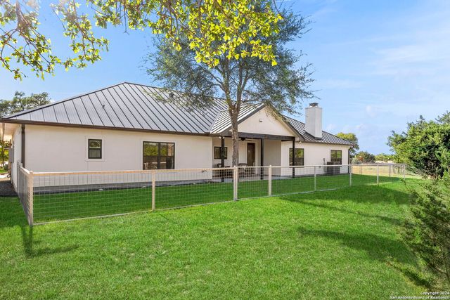 1295 CIELO RIO DR, Pipe Creek, TX 78063