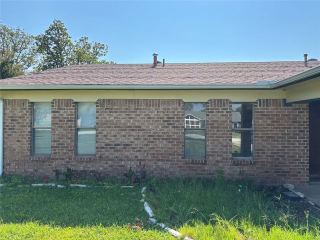 308 Hickorywood Street, Azle, TX 76020