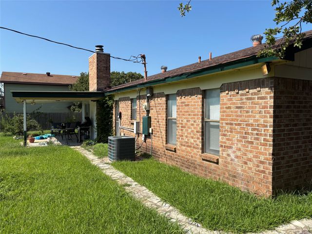308 Hickorywood Street, Azle, TX 76020