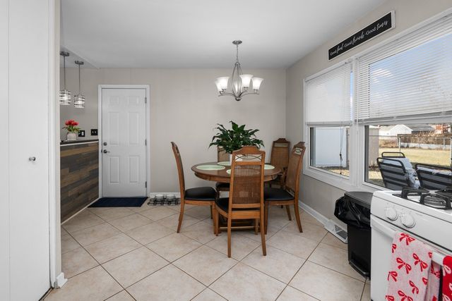 933 34th Avenue, East Moline, IL 61244