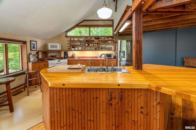 310 CROSS CREEK Drive, Cobden, IL 62920