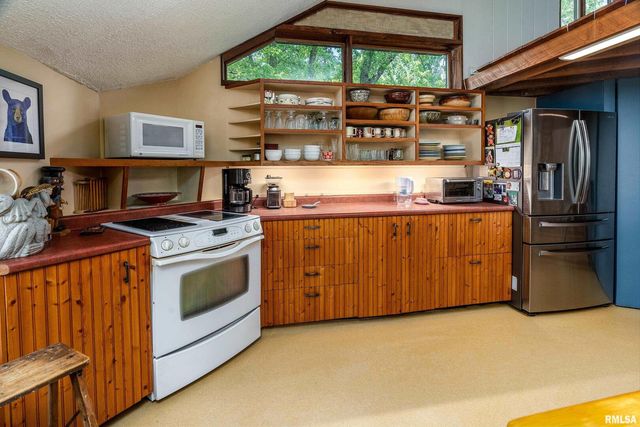 310 CROSS CREEK Drive, Cobden, IL 62920