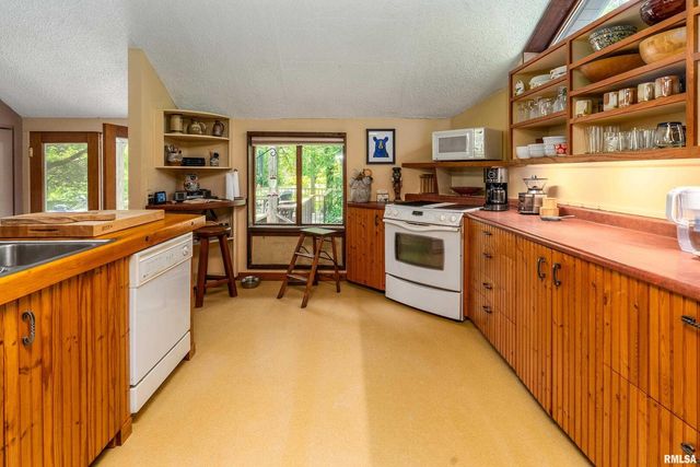 310 CROSS CREEK Drive, Cobden, IL 62920