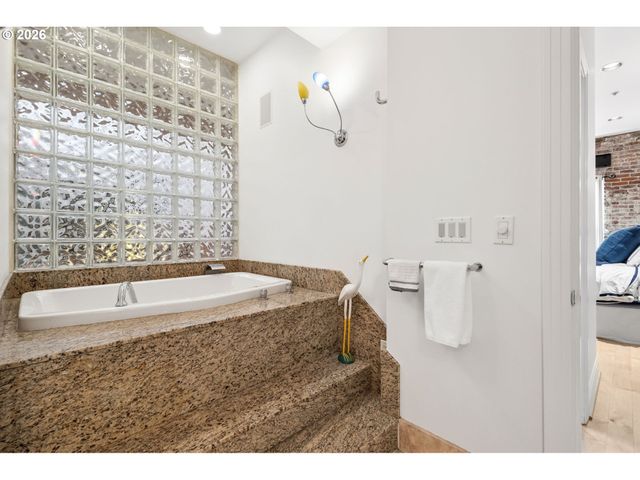 1240 Nw HOYT St 6, Portland, OR 97209