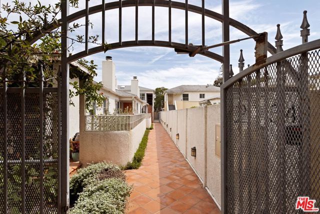 2134 Oak Street D, Santa Monica, CA 90405