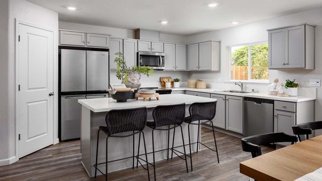 602 Amber Dr, Waterford, CA 95386