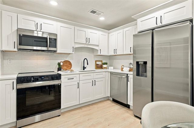 5207 56TH AVENUE N, St Petersburg, FL 33709