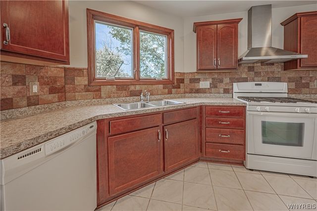 3870 Ontario Drive, Wheatfield, NY 14120