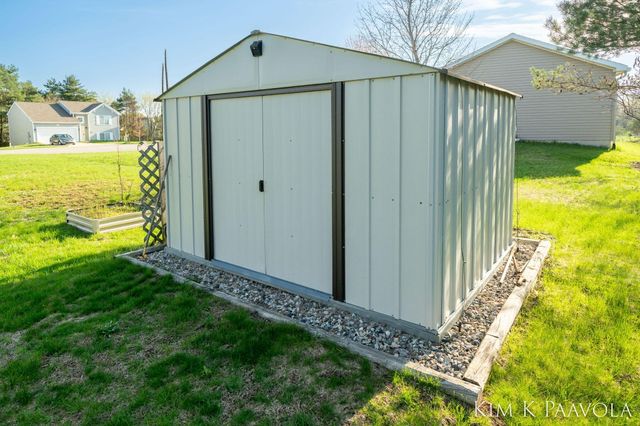 377 White Pine Court, Belding, MI 48809