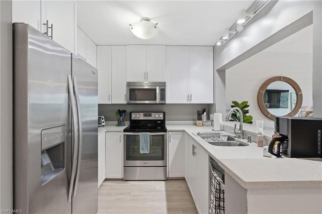 803 River Point DR 107B, Naples, FL 34102