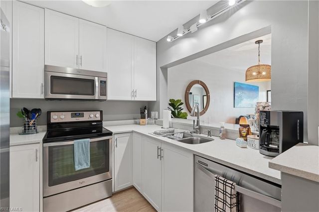 803 River Point DR 107B, Naples, FL 34102