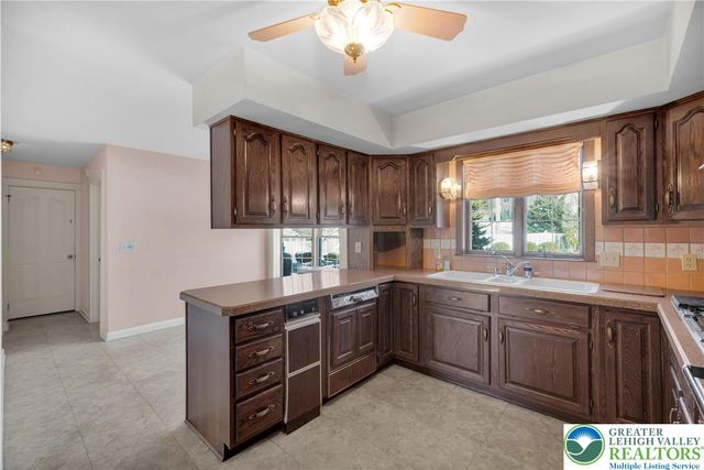 1937 Saucon Dale Circle, Lower Saucon Twp, PA 18015