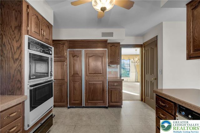 1937 Saucon Dale Circle, Lower Saucon Twp, PA 18015