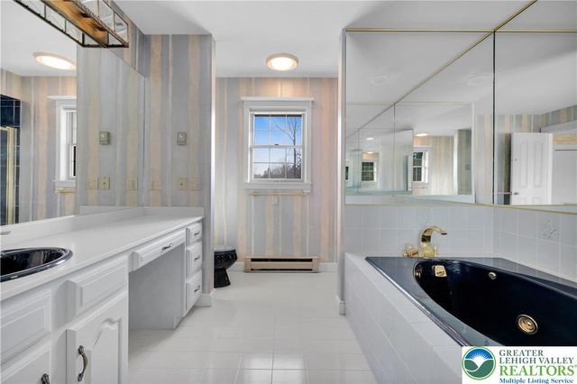 1937 Saucon Dale Circle, Lower Saucon Twp, PA 18015