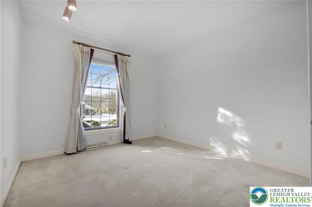 1937 Saucon Dale Circle, Lower Saucon Twp, PA 18015