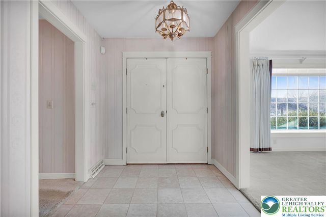 1937 Saucon Dale Circle, Lower Saucon Twp, PA 18015