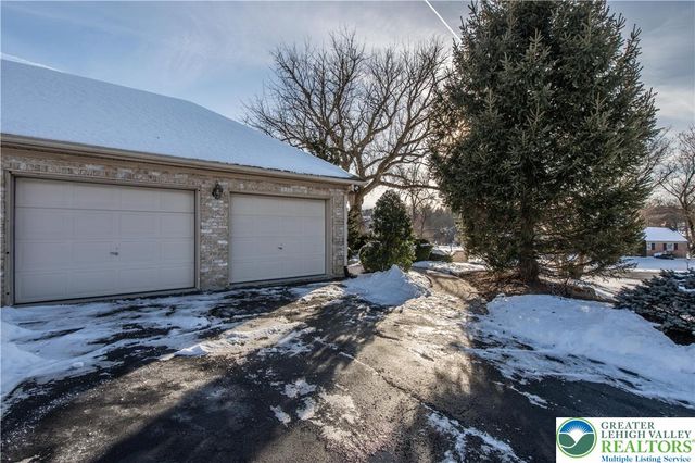 1937 Saucon Dale Circle, Lower Saucon Twp, PA 18015