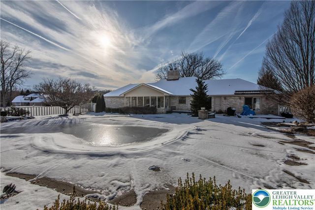 1937 Saucon Dale Circle, Lower Saucon Twp, PA 18015