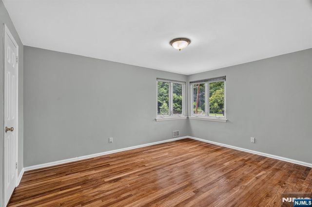 11 Lockwood Lane, Closter, NJ 07624