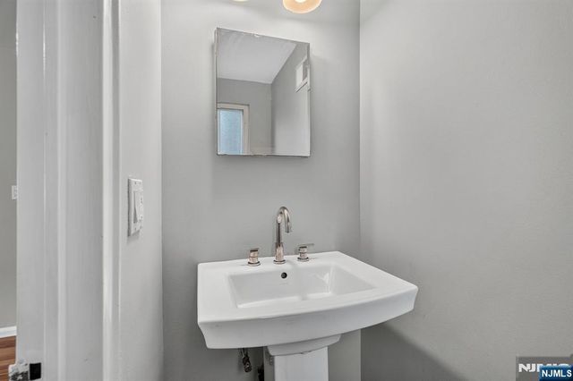 11 Lockwood Lane, Closter, NJ 07624