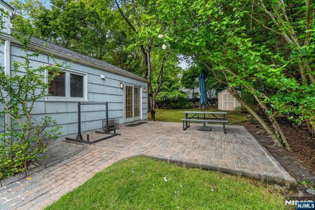 11 Lockwood Lane, Closter, NJ 07624