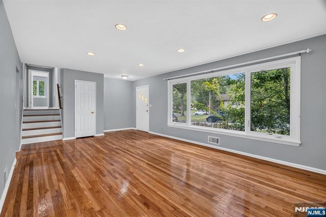 11 Lockwood Lane, Closter, NJ 07624