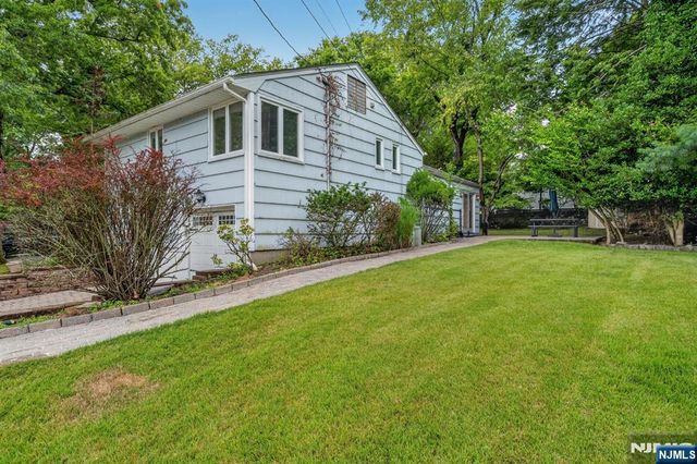 11 Lockwood Lane, Closter, NJ 07624