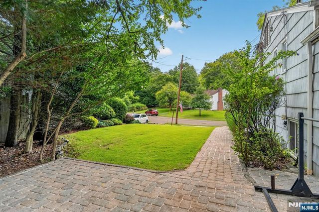 11 Lockwood Lane, Closter, NJ 07624