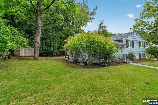 11 Lockwood Lane, Closter, NJ 07624