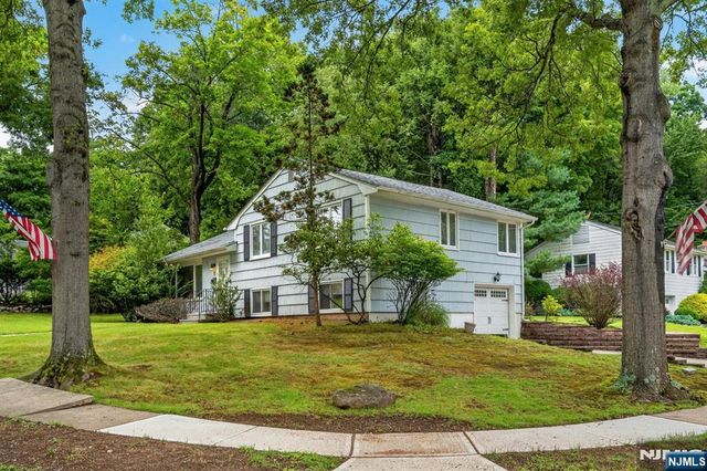 11 Lockwood Lane, Closter, NJ 07624