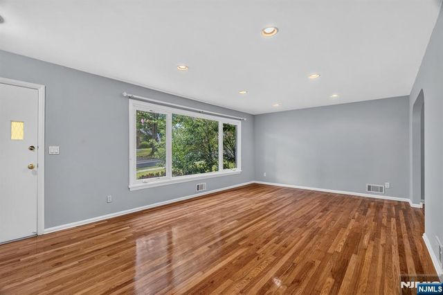 11 Lockwood Lane, Closter, NJ 07624