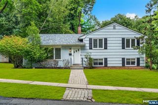 11 Lockwood Lane, Closter, NJ 07624