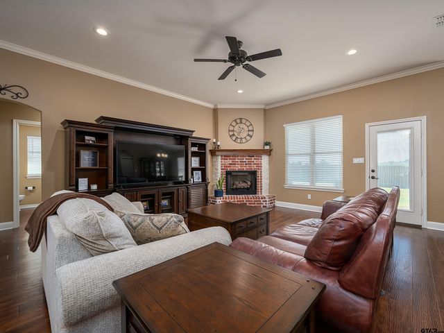 408 Laura Ln., Chandler, TX 75758