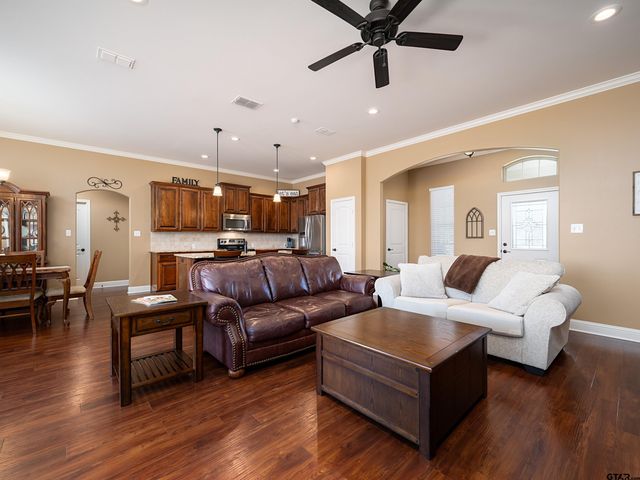 408 Laura Ln., Chandler, TX 75758