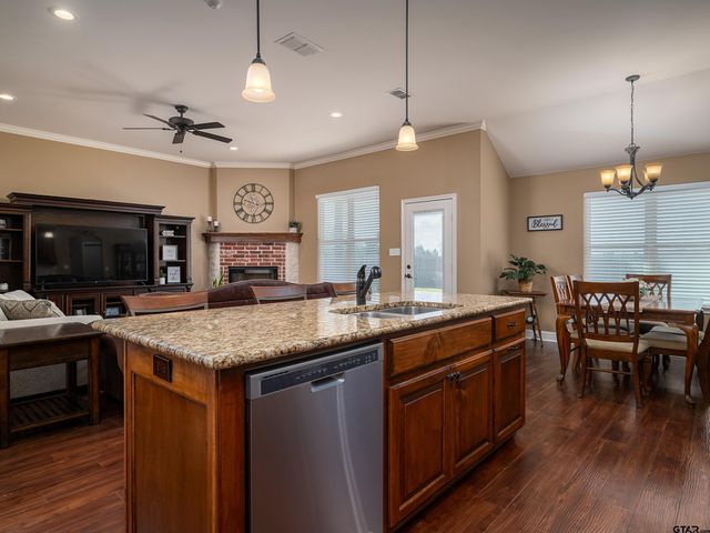 408 Laura Ln., Chandler, TX 75758