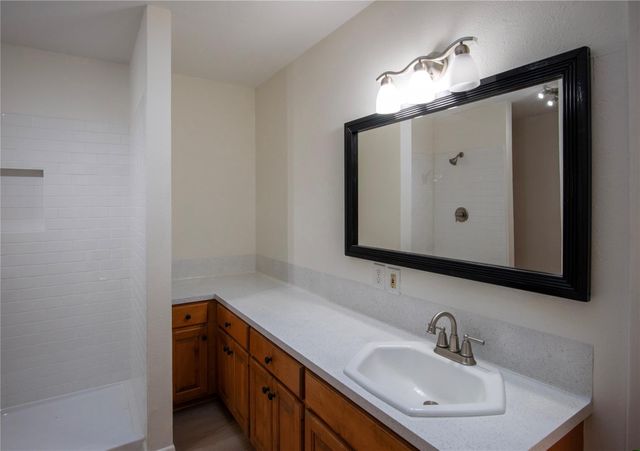810 Woodland Hills DR, Granite Shoals, TX 78654