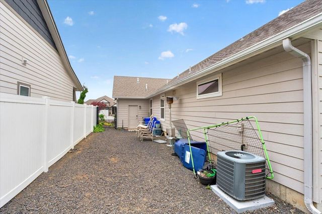 1725 S Clover Dr, Veradale, WA 99016