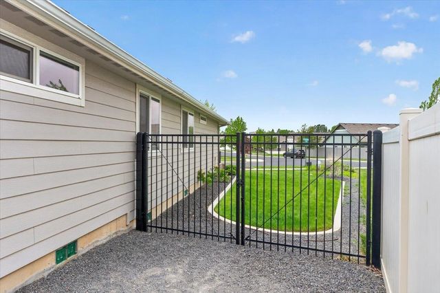 1725 S Clover Dr, Veradale, WA 99016