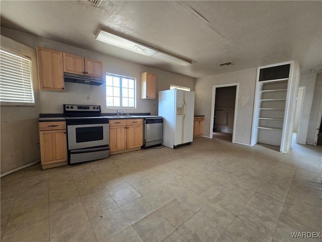 1417 S Canelo Road, Golden Valley, AZ 86413