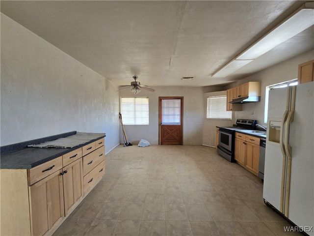 1417 S Canelo Road, Golden Valley, AZ 86413