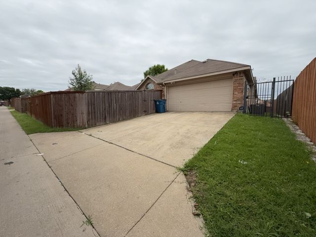1541 Mountain Laurel Lane, Desoto, TX 75115