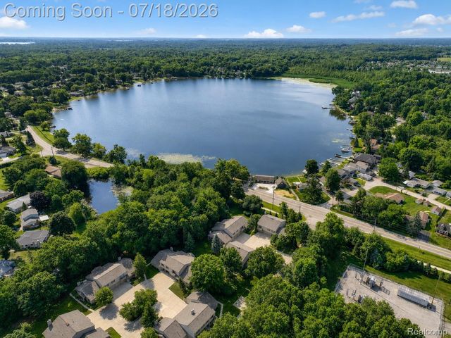 30 Pine Tree Ridge Drive 2, Waterford Charter Township, MI 48327