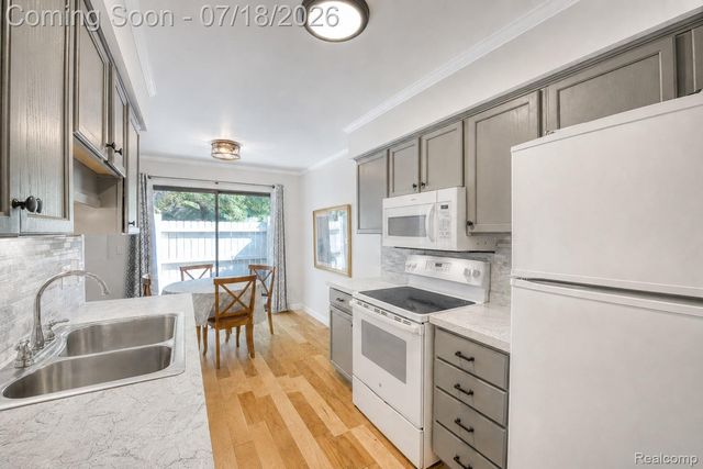 30 Pine Tree Ridge Drive 2, Waterford Charter Township, MI 48327